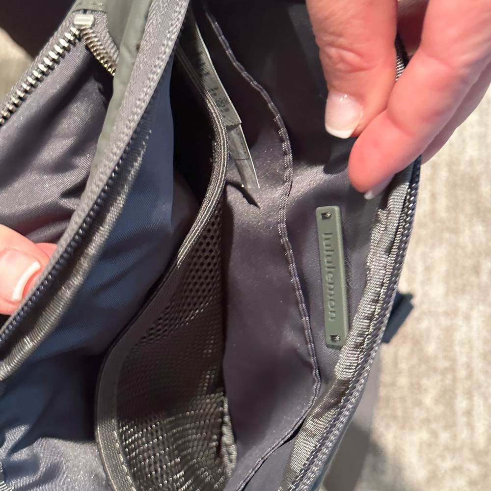 LULULEMON: Crossbody wallet bag. Olive green! - Picture 2 of 6